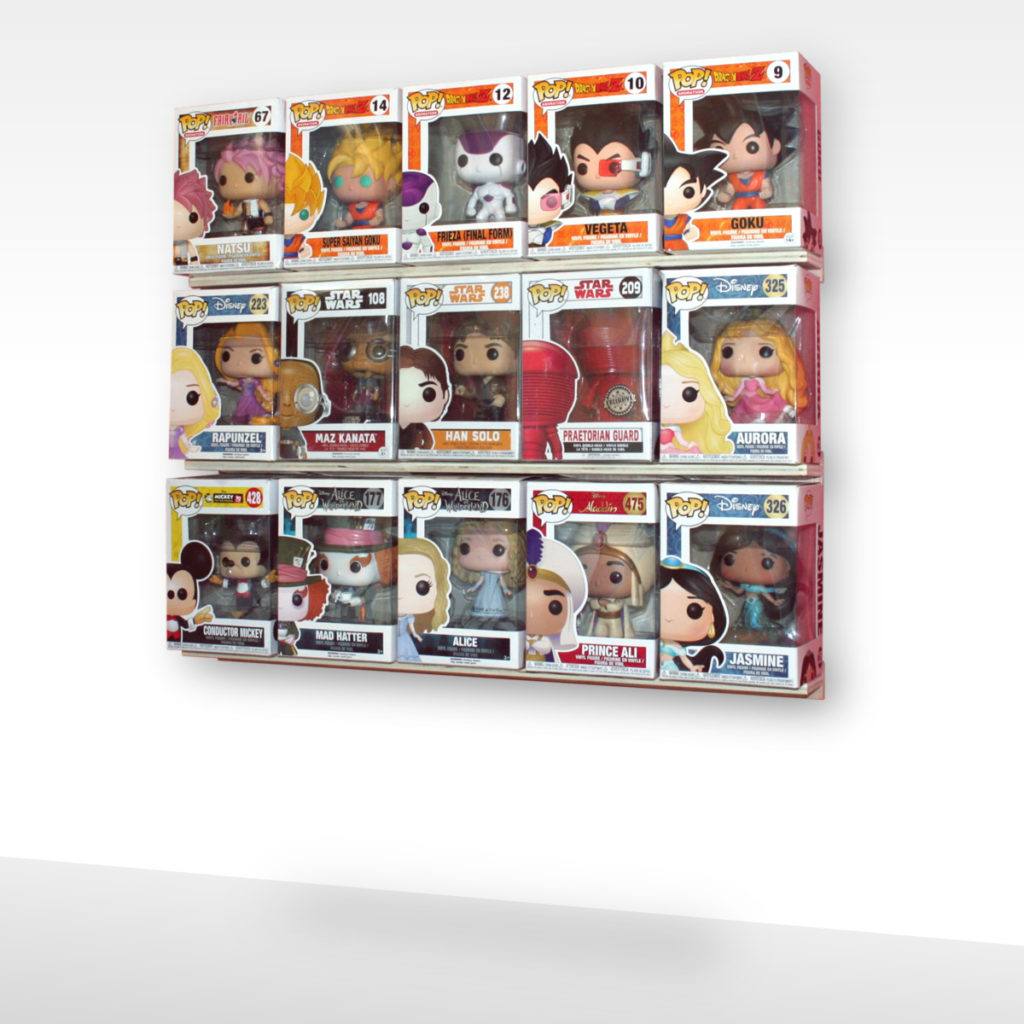 Étagère murale en bois brut garnie de 15 boîtes de Funko POP, vue de trois quarts