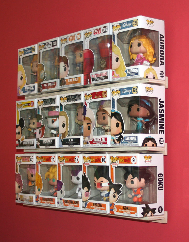 Étagère à Funko POP en boîte fixée sur un mur rouge, trois tablettes de cinq boîtes