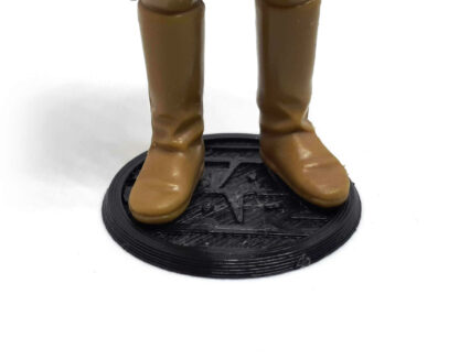 Figurine Star Wars Kenner posée sur un socle rond noir imprimé en 3D