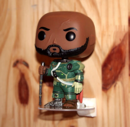 Figurine Funko POP posée sur une mini-étagère vissée dans un mur en bois