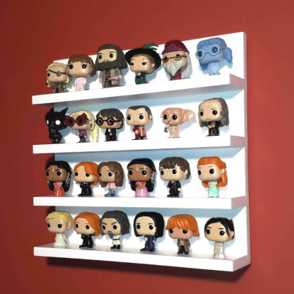 Étagère murale blanche à 4 niveaux garnie de Pocket POP Harry Potter, sur un mur rouge