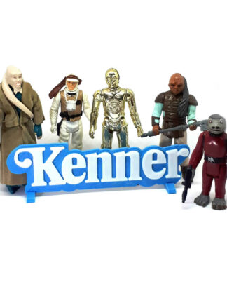 Logo 3D Kenner bleu posé devant des figurines Star Wars vintage