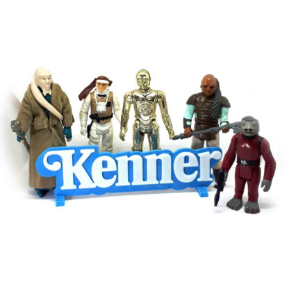 Logo 3D Kenner bleu posé devant des figurines Star Wars vintage