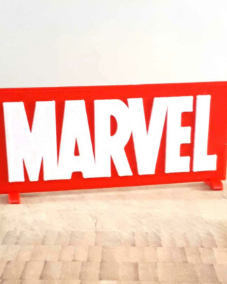 Logo 3D MARVEL rouge et blanc sur son socle rouge, vu de face