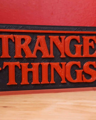Logo 3D Stranger Things rouge sur socle noir, vu de face