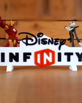 Logo 3D Disney Infinity blanc et rouge posé devant des figurines de la gamme