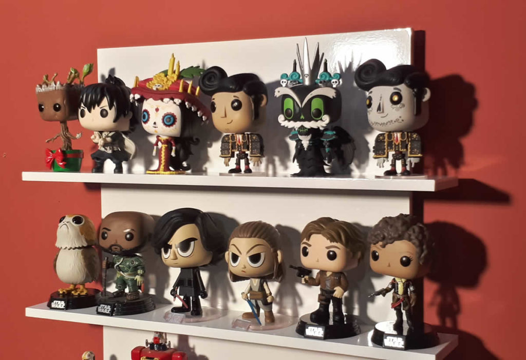 Collection de figurines Funko POP exposée sur une étagère murale blanche