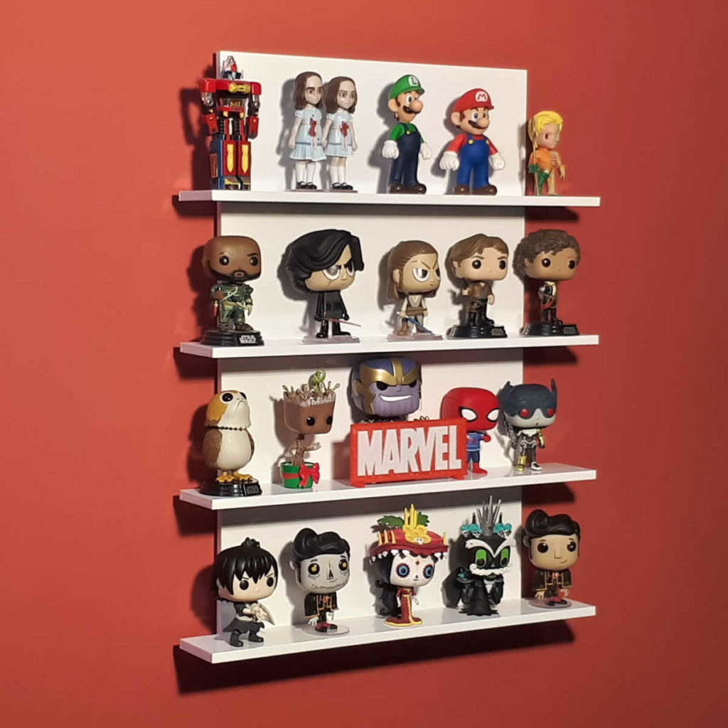 Étagère murale blanche à 4 niveaux garnie de figurines Funko POP, sur un mur rouge