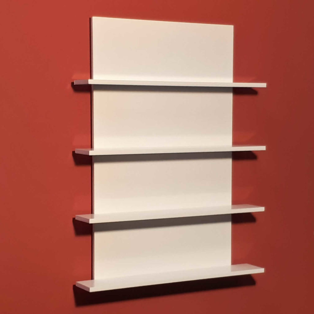 Étagère murale blanche pour grandes figurines, vide, vue de trois quarts