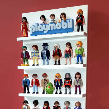 Étagère murale blanche à 7 niveaux garnie de figurines Playmobil, logo Playmobil au sommet