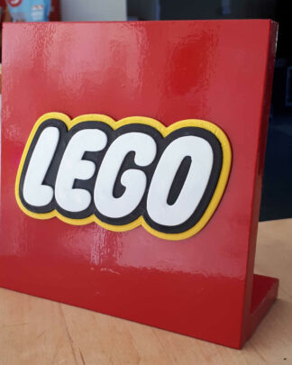 Logo 3D LEGO en relief sur une plaque rouge inclinée