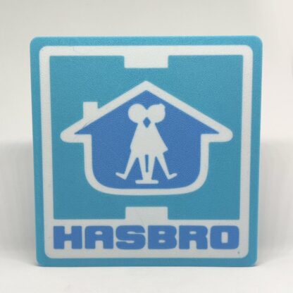 Logo 3D Hasbro Vintage sur plaque carrée bleue, vu de face