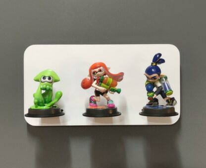 Présentoir mural pour 3 Amiibo à plateau blanc garni de 3 Amiibo Splatoon, vue de face