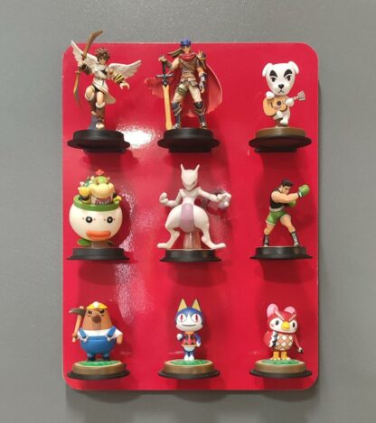 Présentoir mural pour 9 Amiibo à plateau rouge garni de 9 Amiibo, vue de face