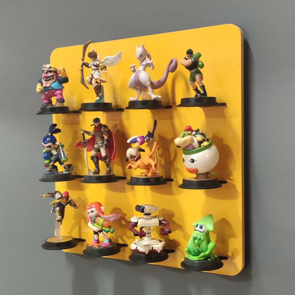 Présentoir mural pour 12 Amiibo garni de 12 Amiibo, vue de trois quarts