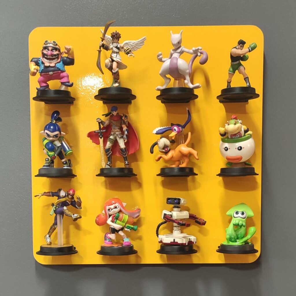 Présentoir mural pour 12 Amiibo garni de 12 Amiibo, vue de face rapprochée