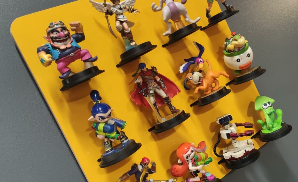 Présentoir mural pour 12 Amiibo garni de 12 Amiibo, vue rapprochée en plongée