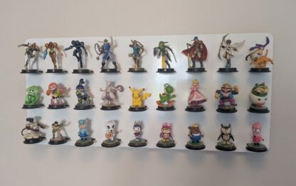 Vingt-sept Amiibo alignés sur trois lignes