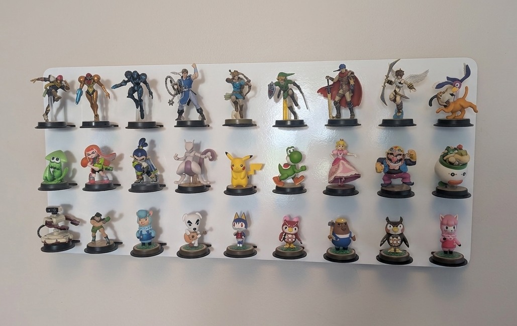 Vingt-sept Amiibo alignés sur trois lignes