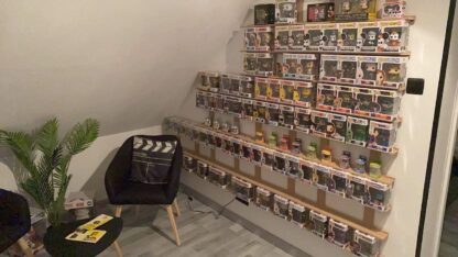 Un mur monté en escalier dans un salon