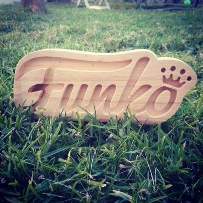 Logo Funko, gravé dans le bois