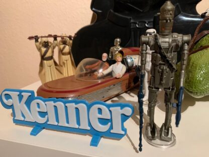Logo KENNER devant des figurines Star Wars vintage