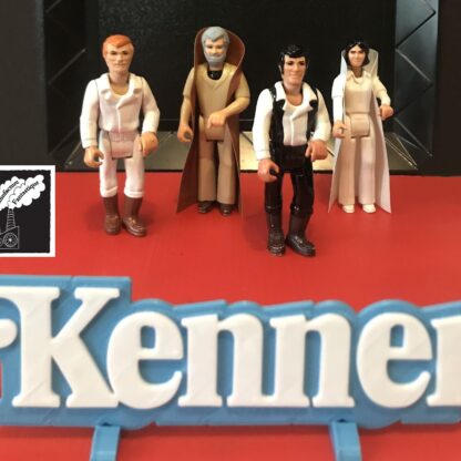 Logo KENNER en gros plan sur fond rouge