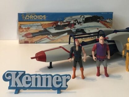 Logo KENNER devant une boîte Droids et son véhicule