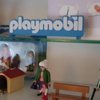 Logo Playmobil posé au-dessus d'une collection Playmobil