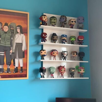 Étagères blanches sur un mur turquoise, collection Naruto